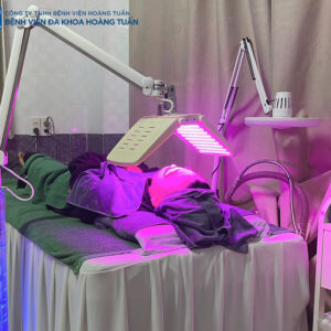 Chiếu Đèn Ánh Sáng Led Sau Lấy Nhân Mụn